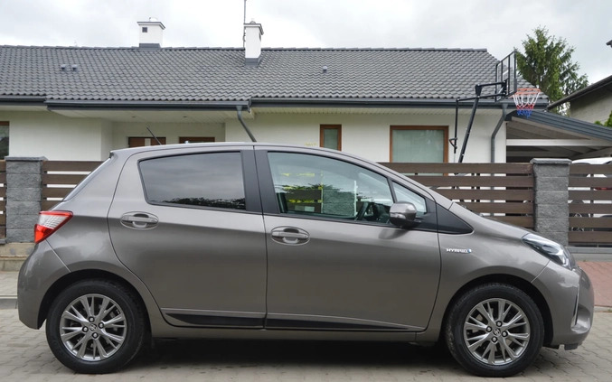 Toyota Yaris cena 57900 przebieg: 57000, rok produkcji 2017 z Józefów małe 137